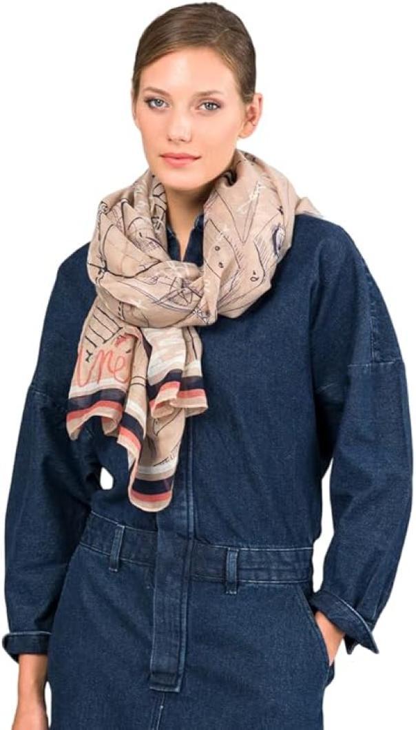 anekke anekke foulard donna lungo 186x90cm 41470-031 beige taupe - foto 2 Foulard indossato al collo su modella con maglione blu, mostra utilizzo e drappeggio