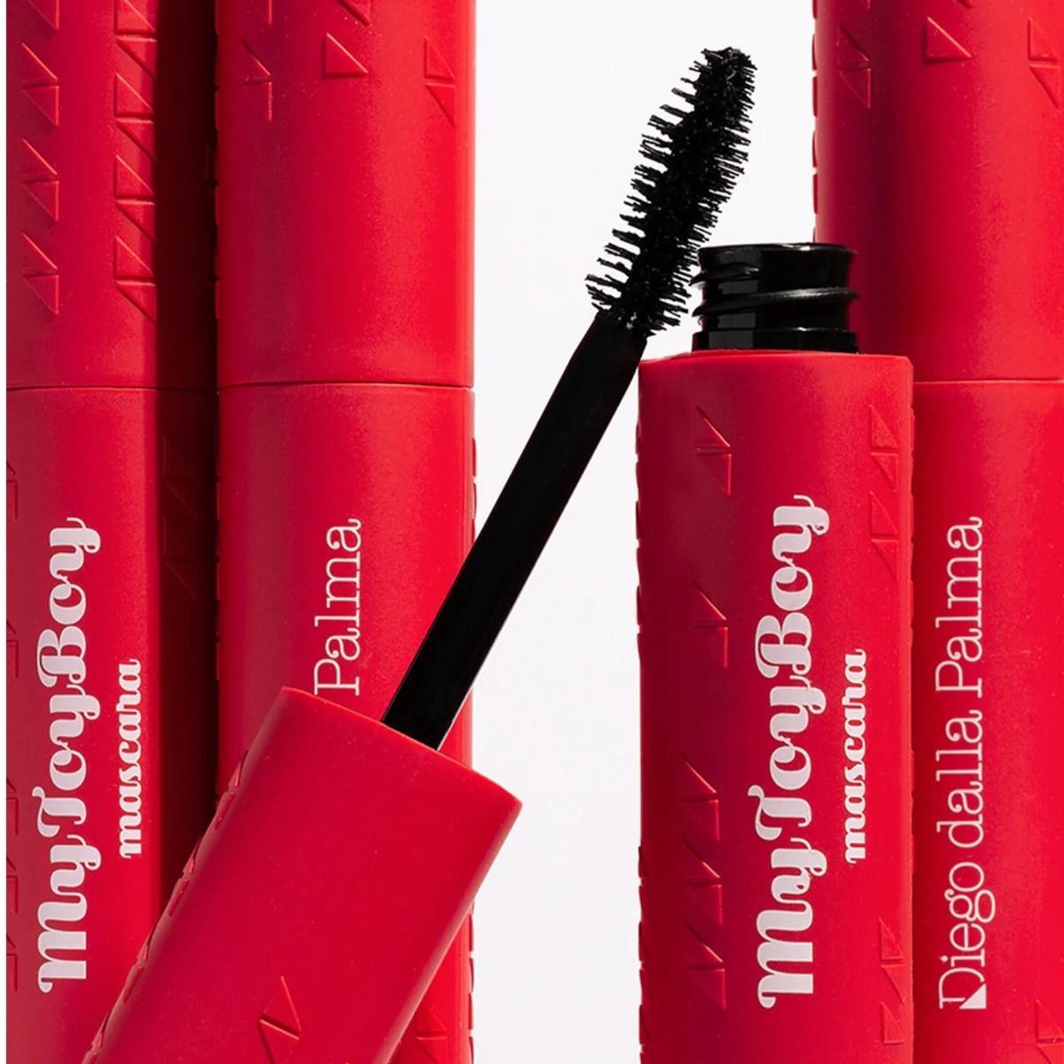 Kit Mytoyboy Mascara + Piegaciglia Rosso Dettaglio mascara applicato su spazzola e piegaciglia separati dal packaging